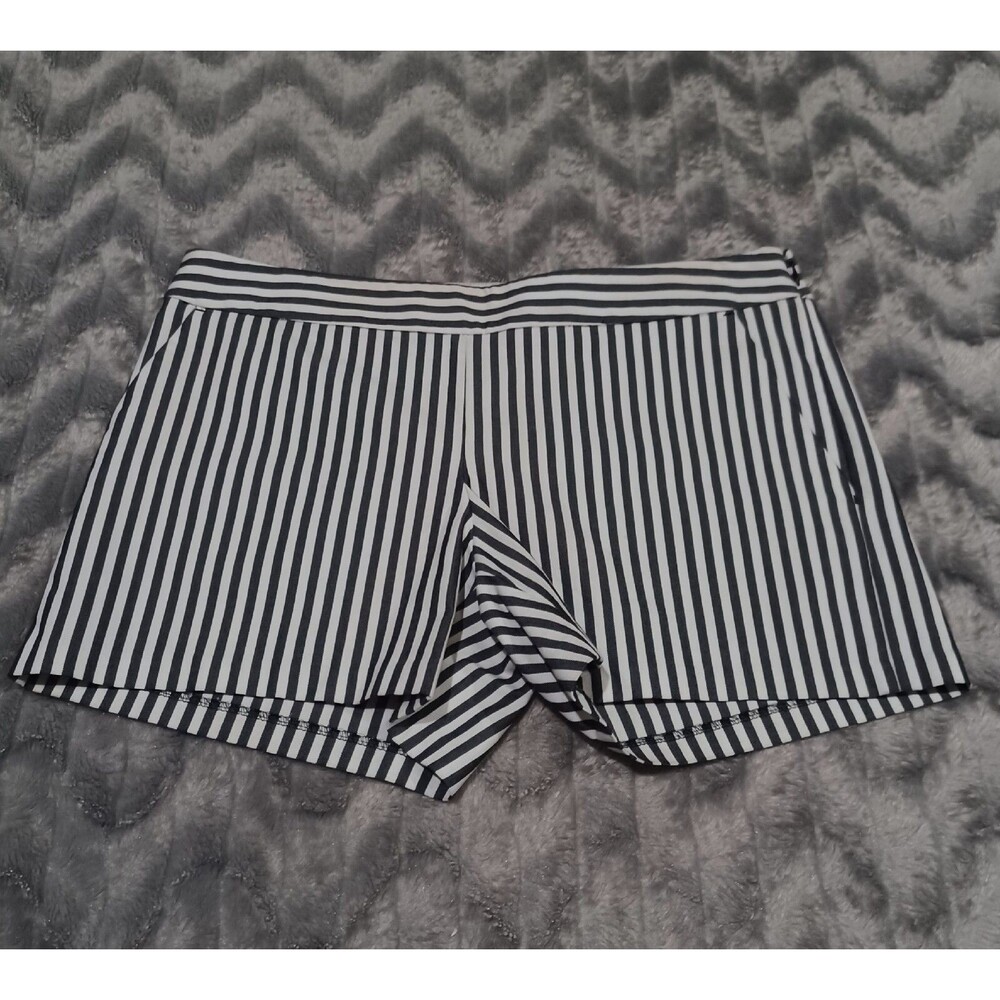 Express Womens Size 4 Black White Stripe Flat Front Chino Shorts